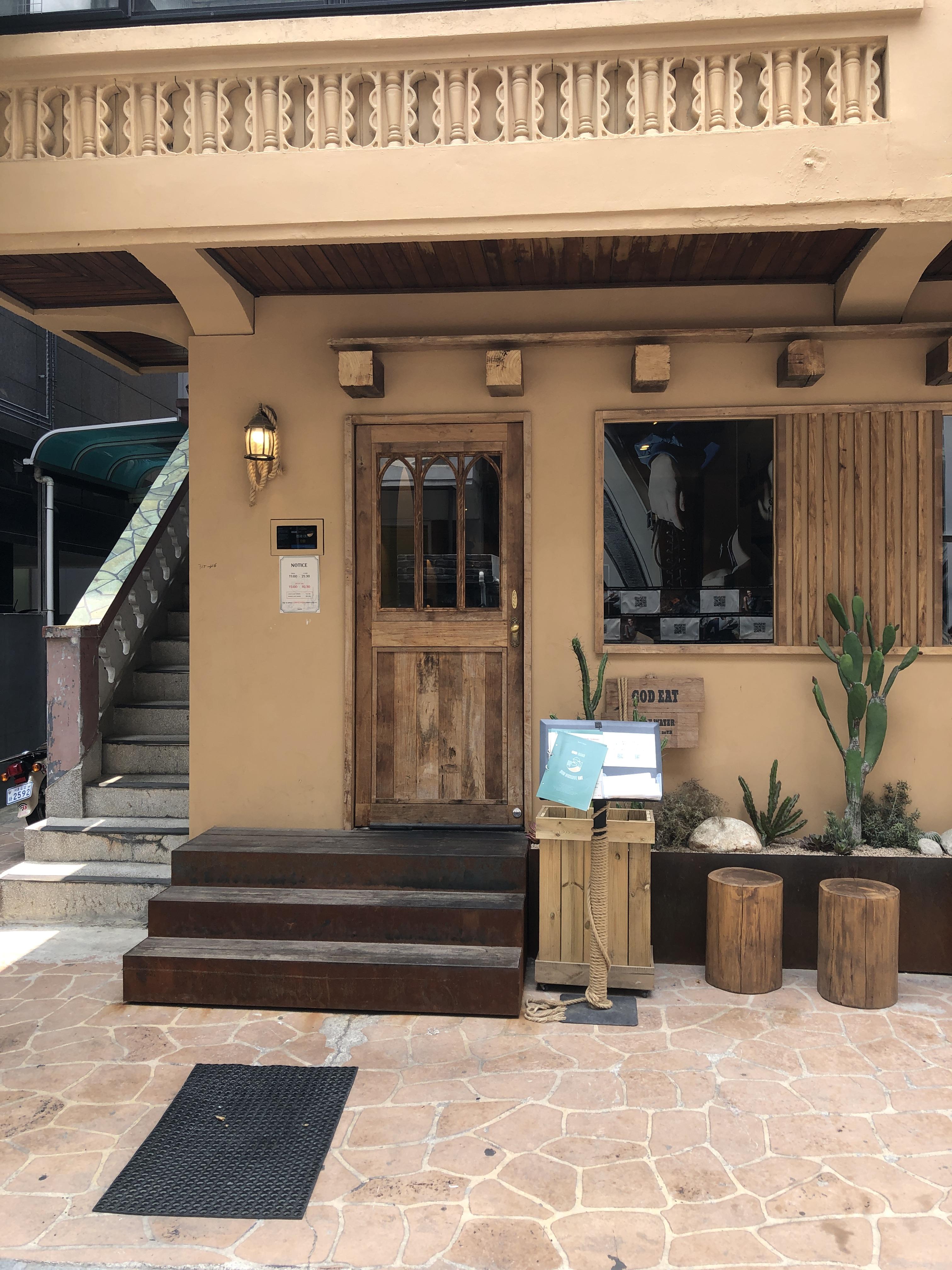 성수역 4번 출구 '연무장길' 산책: 중국 MZ 세대도 반한 성수동 레트로 감성