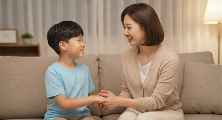 엄마와 아이가 함께 웃으며 손을 잡은 모습