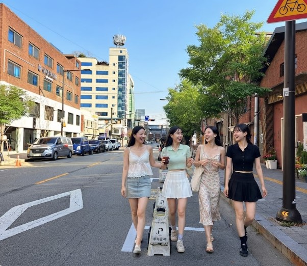 성수동 카페거리에 놀러 온 사람들