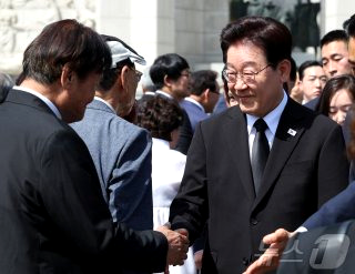 이 대통령 4·19 정신 민주묘지 참석(영상)