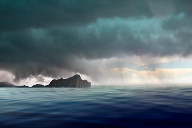 폭풍이 치는 바다 위에 멀리 보이는 배, 번개가 치는 하늘,흐린 날시 아래 산 총 사진 3장