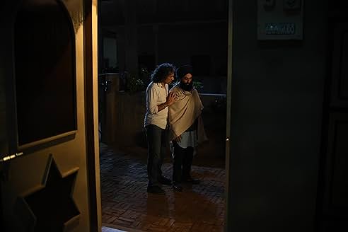 감독 임티아즈 알리와 배우가 Amar Singh Chamkila 촬영 중 대화하는 모습