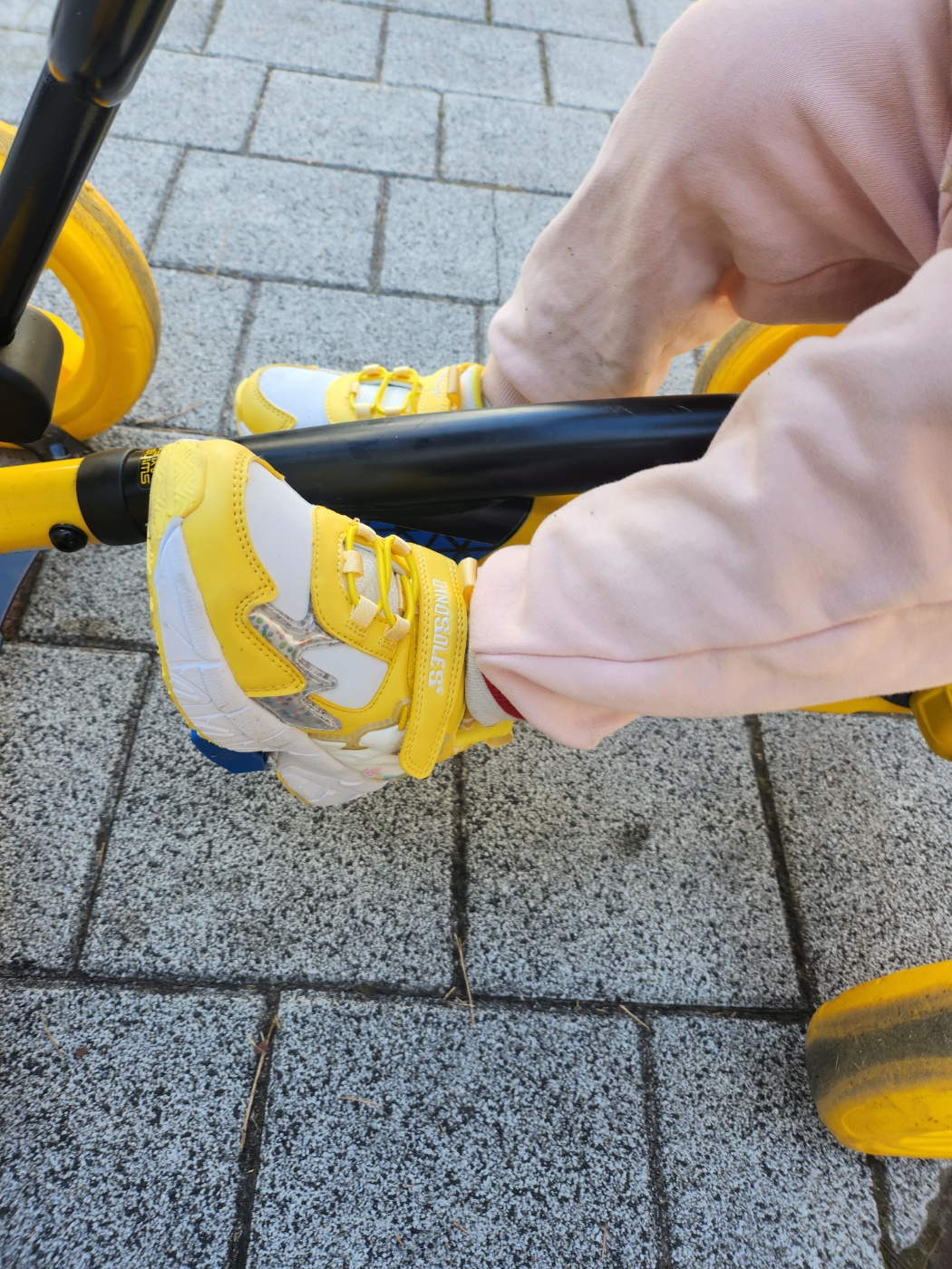 다이노솔즈-유니콘-비너스-레몬색-착용모습