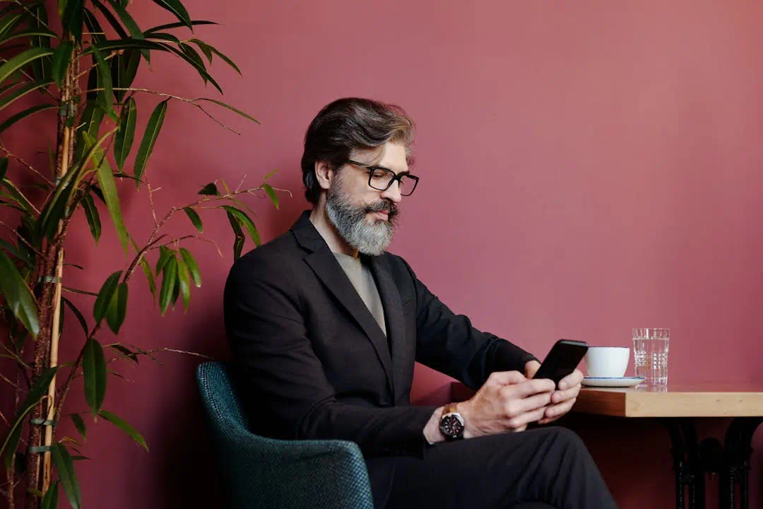 돋보기 안경을쓰고있는 노인의 모습