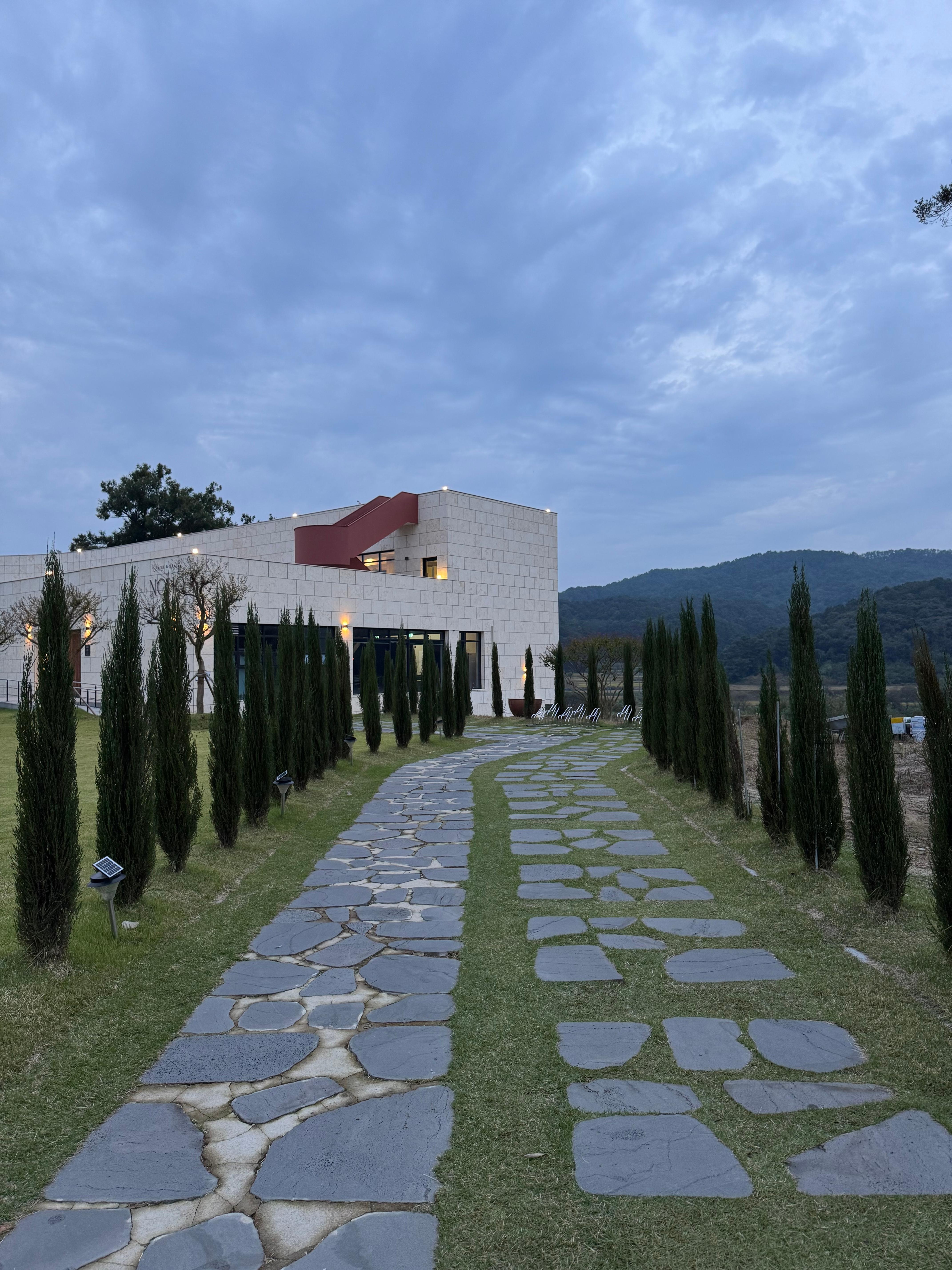 세종 노호 카페 외부 감성 인테리어 금강뷰