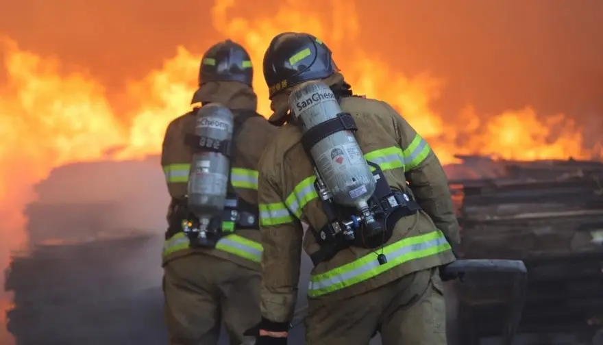 소방공무원 화재 진압모습