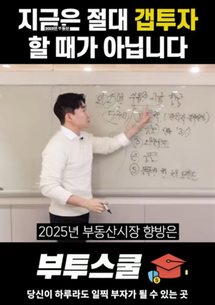 칠판-설명하는남자-흰셔츠-검은색바지