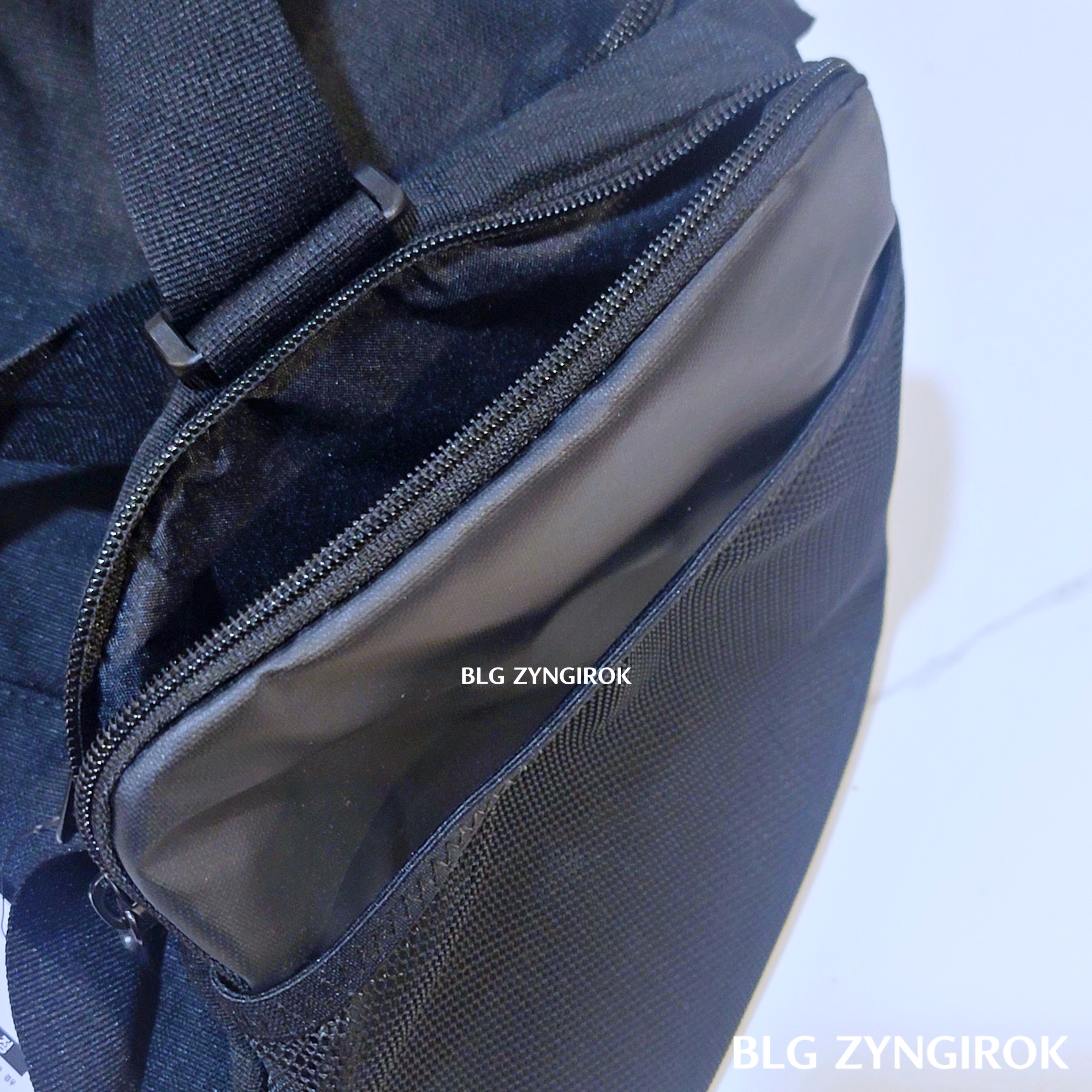 코스트코에서 구매한 나이키 스포츠 백 오른쪽 주머니 모습이다.