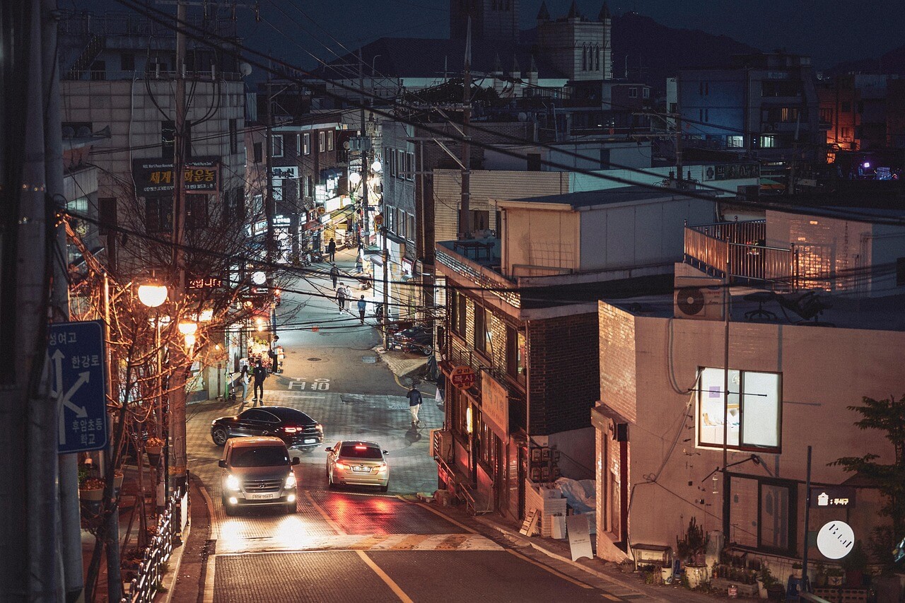 초저층 건물 밀집 지역에서 나타나는 미세풍속 감소 현상의 미세기후 구조 분석