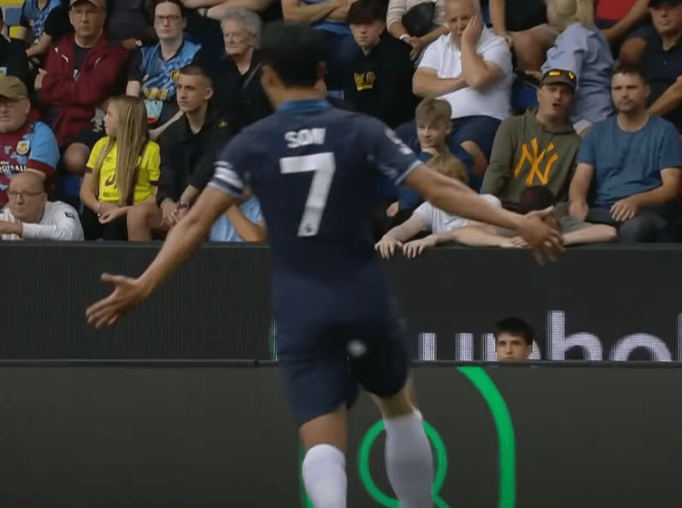 기뻐하는 손흥민