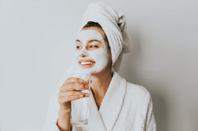 모공 줄이는 법 DIY 마스크를 한 여인