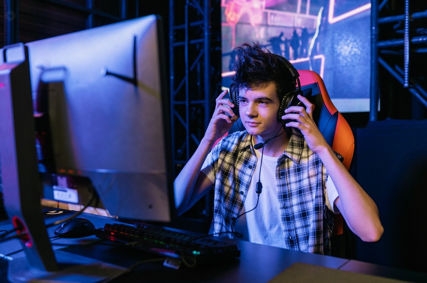 화려한 e스포츠 공간의 조명