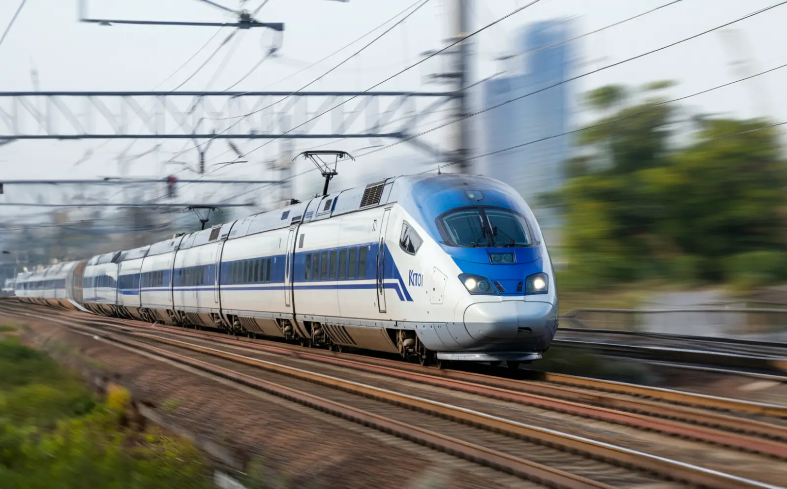 질주하는 KTX 기차