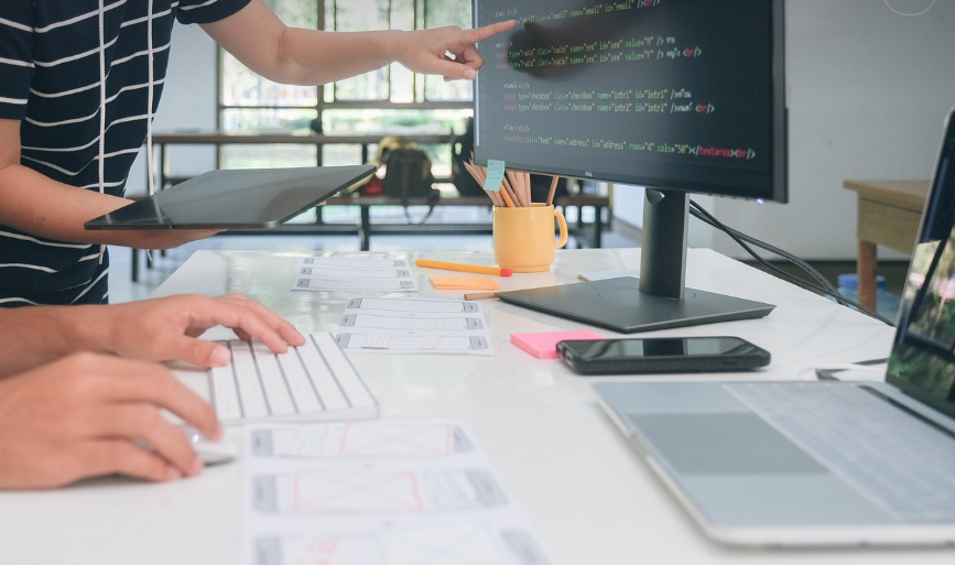 아이들이 코딩하는 모습을 표현한 사진