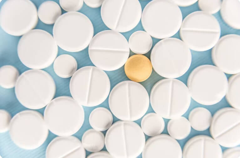 바닥에 뿌려저있는 알약들