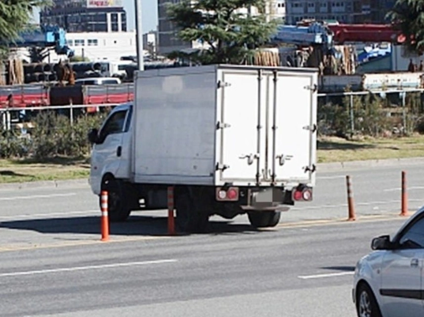 탑차가-중앙분리대가-있는-도로에서-불법유턴을-하고-있는-사진
