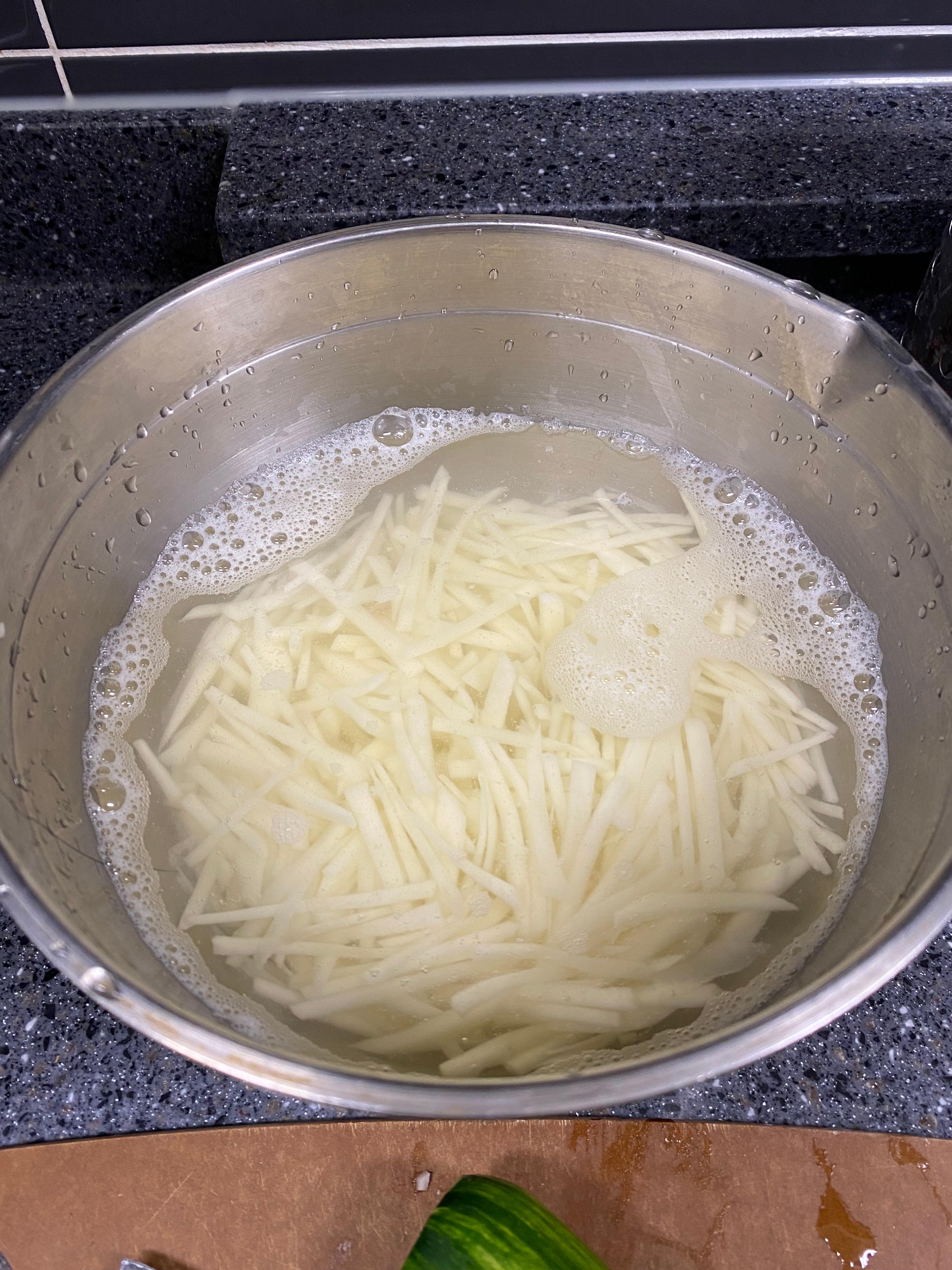 채썬 감자 물에 담가놓은 모습