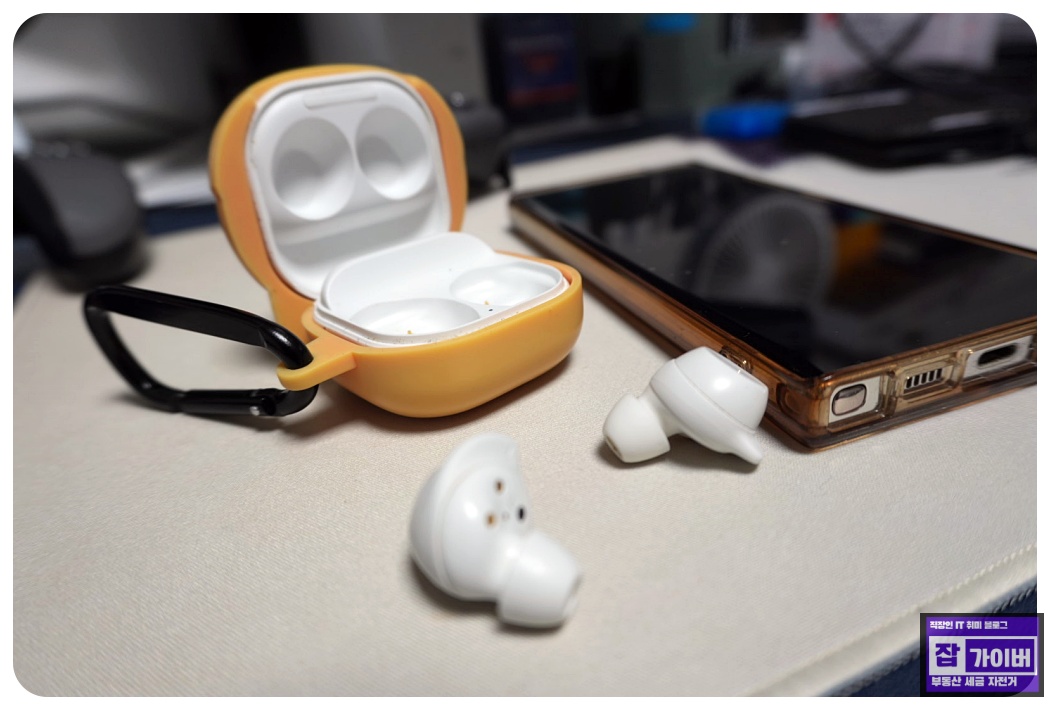 갤럭시버즈 충전 케이스에 이어버드를 넣고 충전하는 예시 이미지