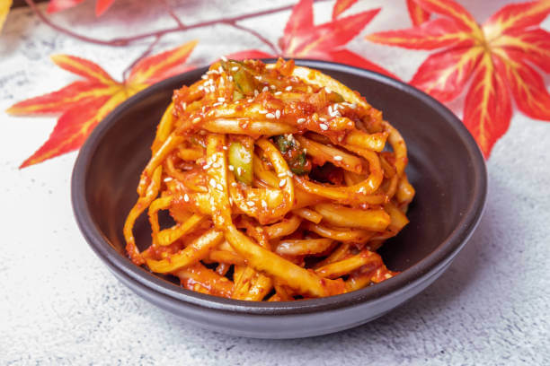 도라지-반찬-예쁜-접시에-담아-놓여져-있다.