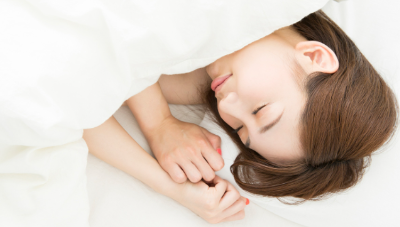 잠을 자는 여성