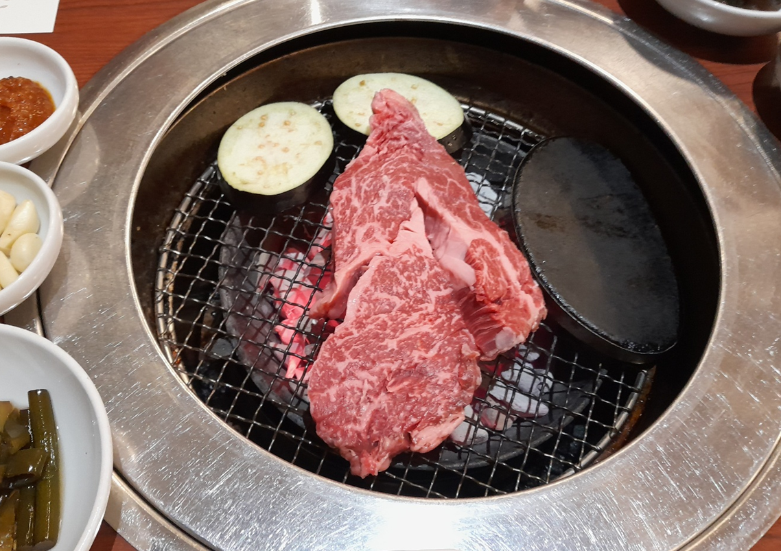 한우 등심이 불판위에 올려져 있다