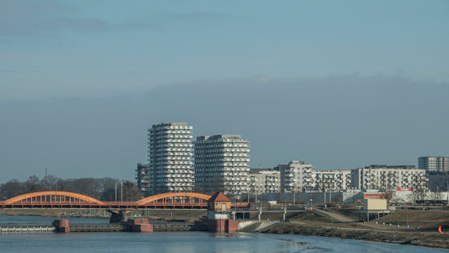 다리 너머로 보이는 아파트