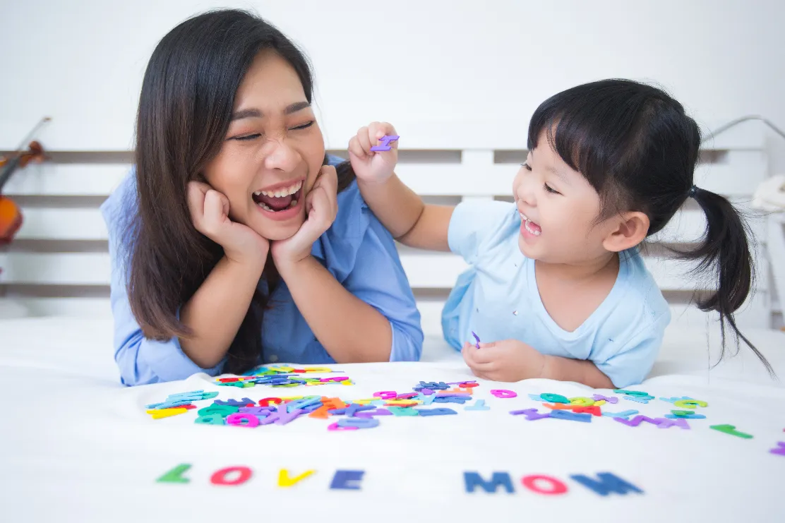 <a href="https://kr.freepik.com/free-photo/mother-daughter-studying-alphabet_5519316.htm#from_view=detail_alsolike">작가 jcomp 출처 Freepik</a>