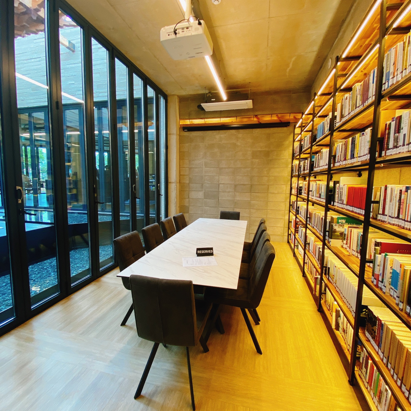 충북 청주 부모산 주봉마을 주봉저수지 한옥 북카페 인문아카이브양림 후마니타스