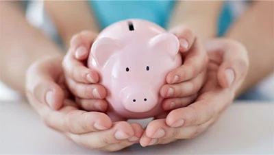 돼지저금통을-감싸고-있는-아기손을-어른손이-다시-감싸고-있음