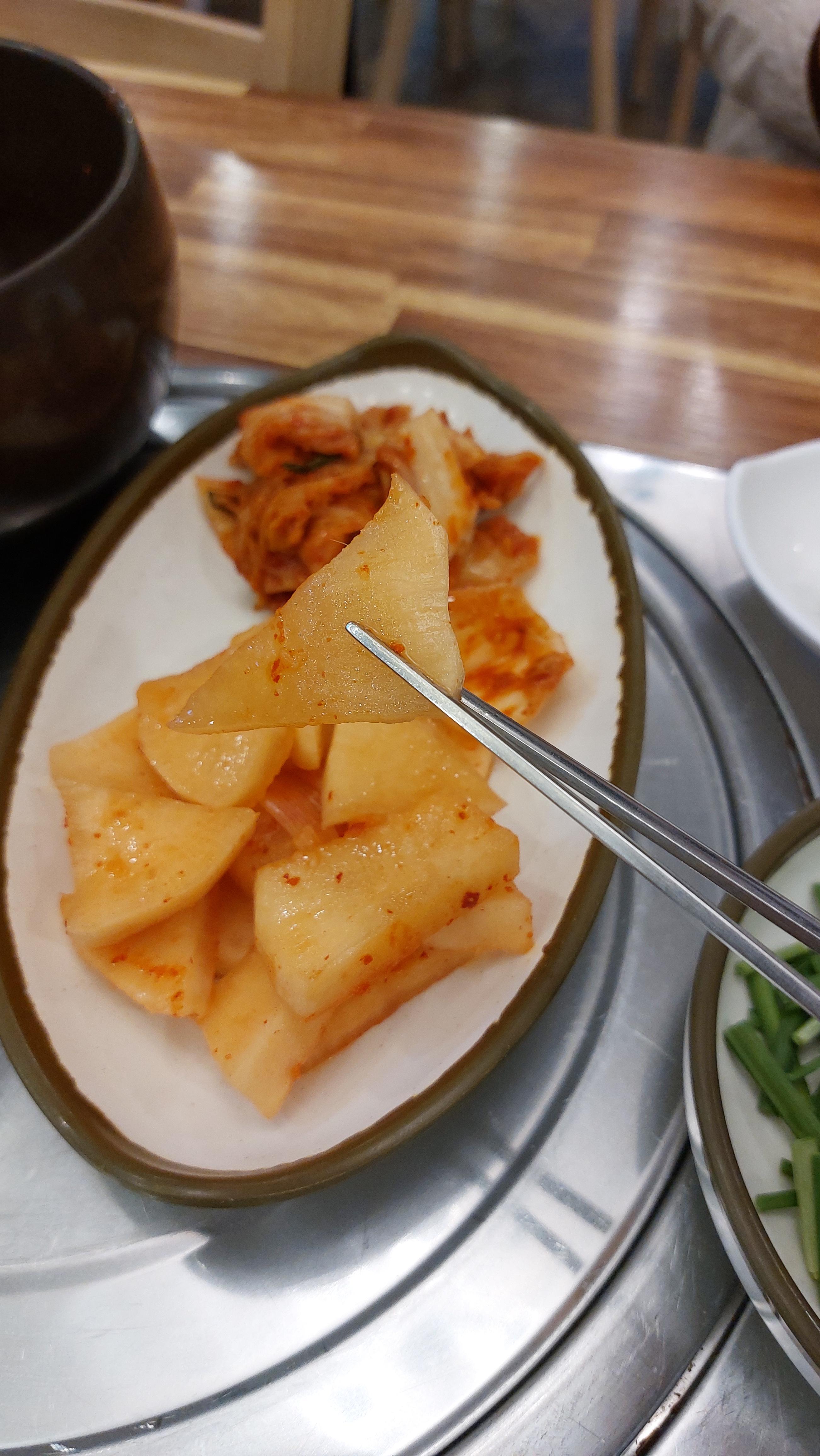 국내산 고추가루로 만든 깍두기와 김치