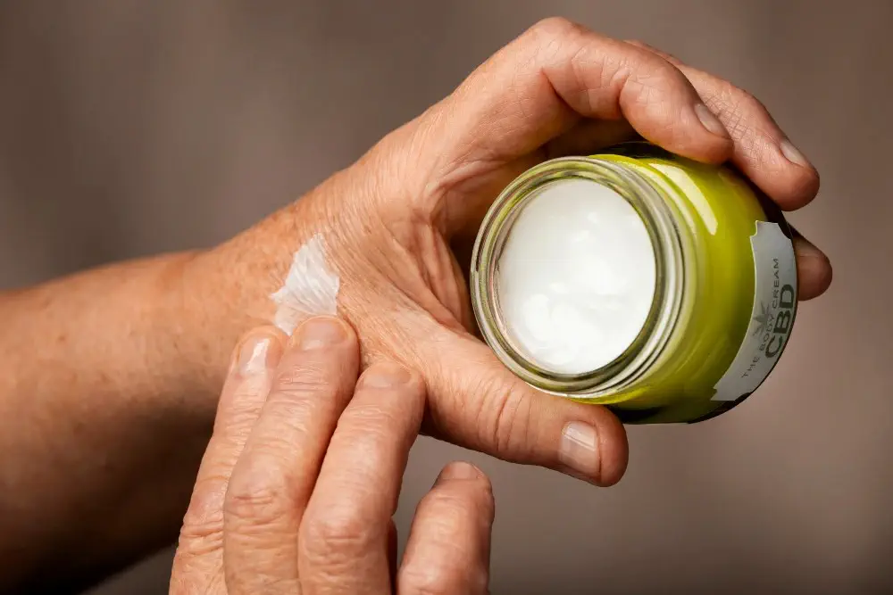 알로에 베라 젤을 손에 바르는 모습