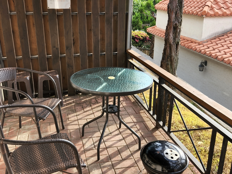 테라스에-있는-테이블