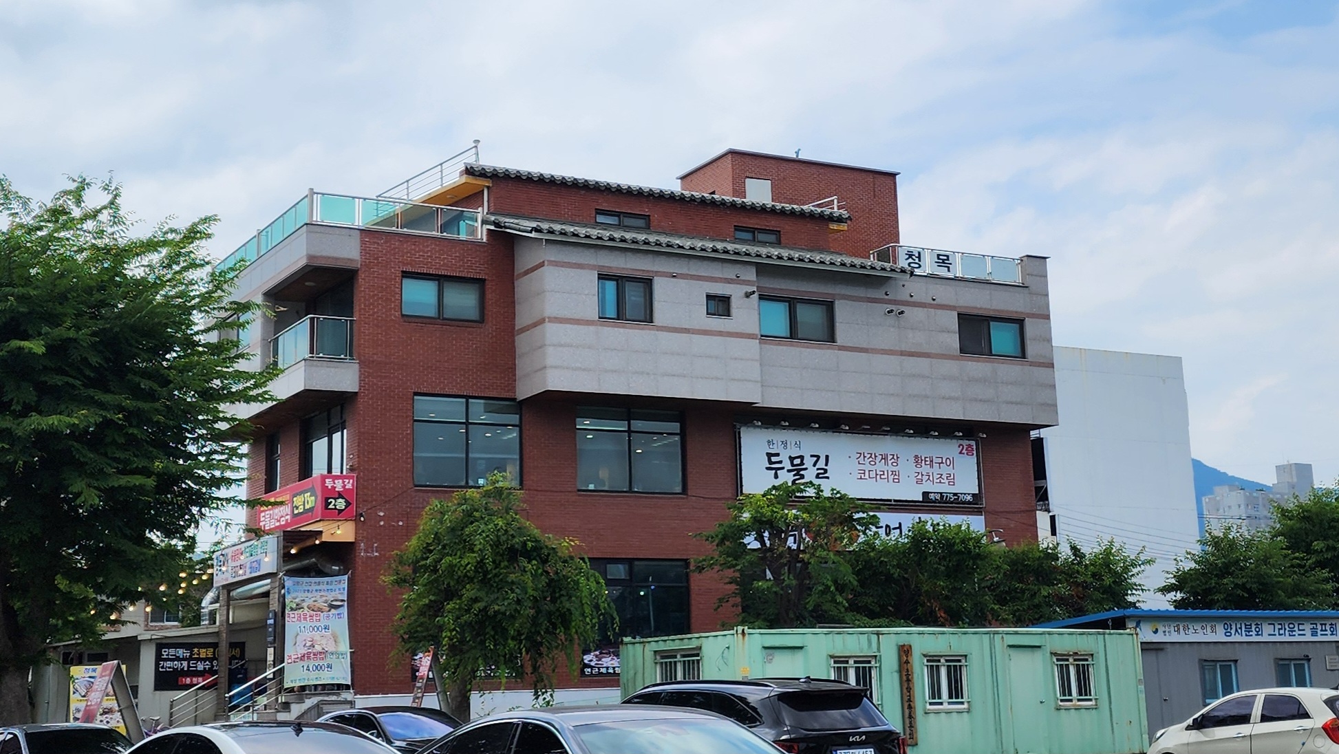 세미원 관람 후 바로 가기 좋은 양평 두물머리 맛집, 두물길 한정식! 솥밥과 황태구이, 버섯불고기까지 푸짐하게 즐기며 양평사랑상품권도 사용 가능한 가족 외식 추천 식당입니다.