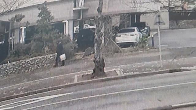 제주 오라동 50대 음식점 여주인 살인사건 피의자인 김모씨가 사건 당일인 지난 16일 폐쇄회로(CC)TV 영상에서 흰 종이가방을 들고 걸어가는 모습.