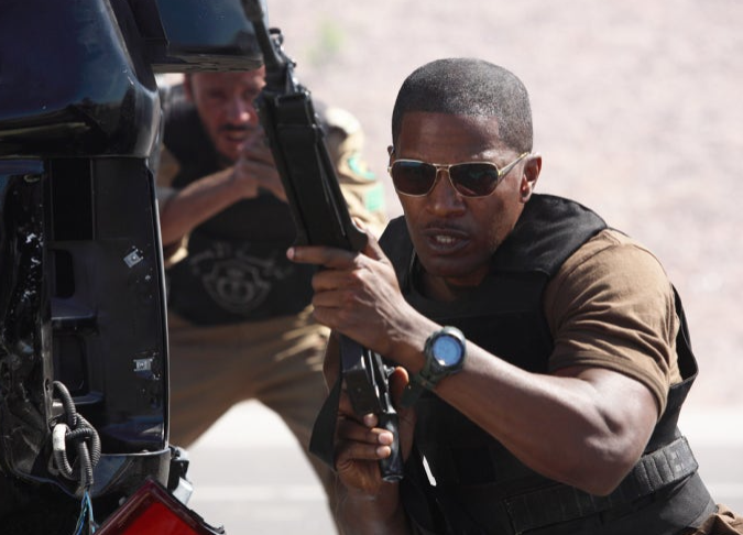 영화 킹덤 주인공이 총을 든 모습