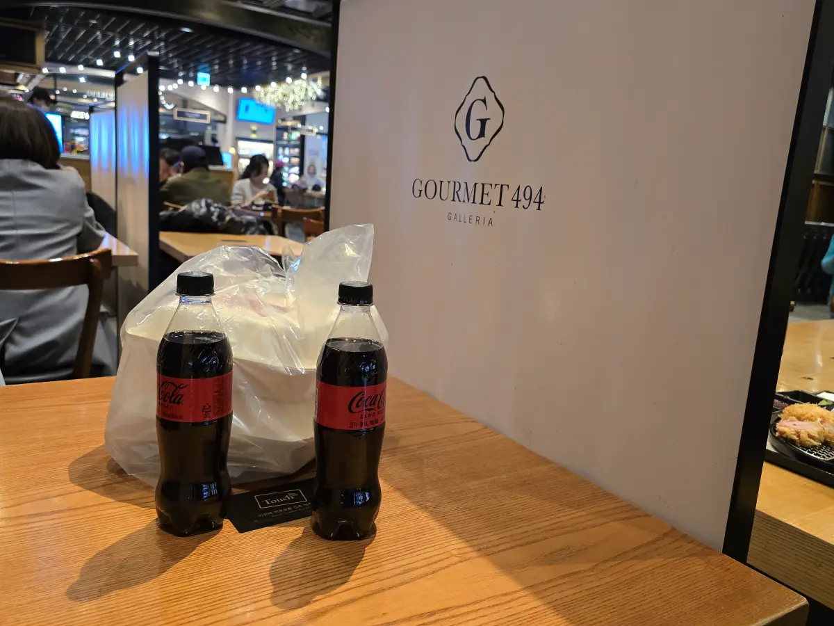 제로콜라와 동파육만두가 올려진 테이블