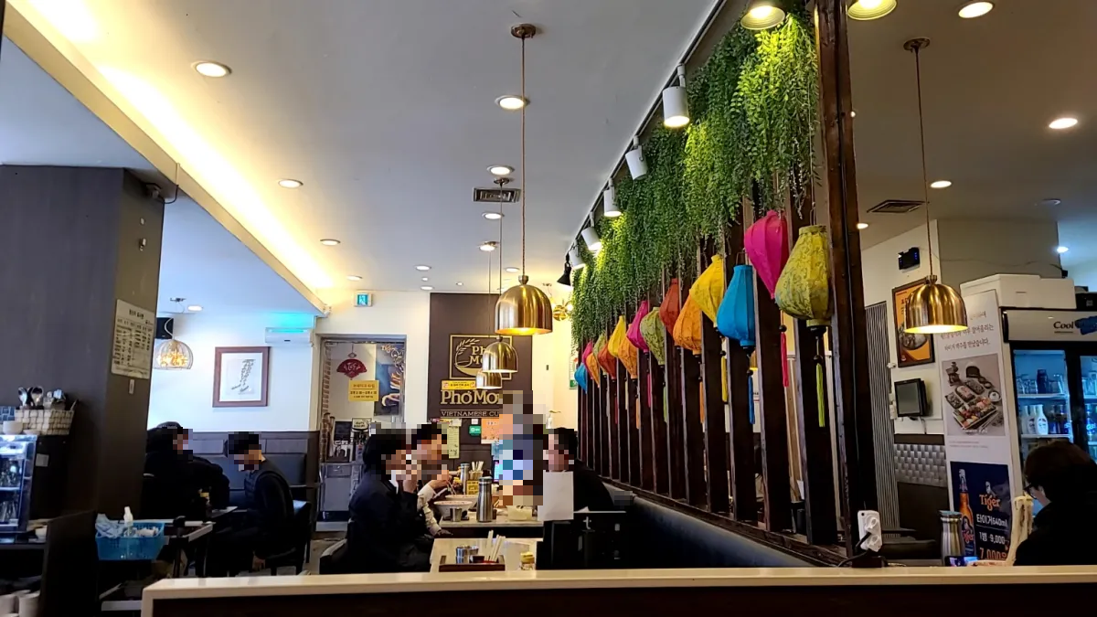 건대입구역-포몬스쌀국수집-내부테이블