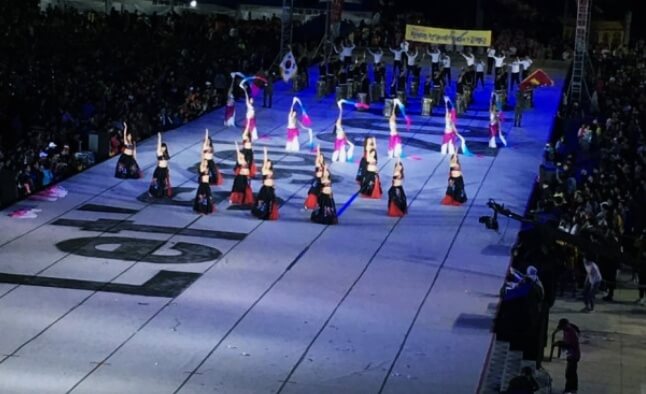 무대에서-전통춤-추는-사람들