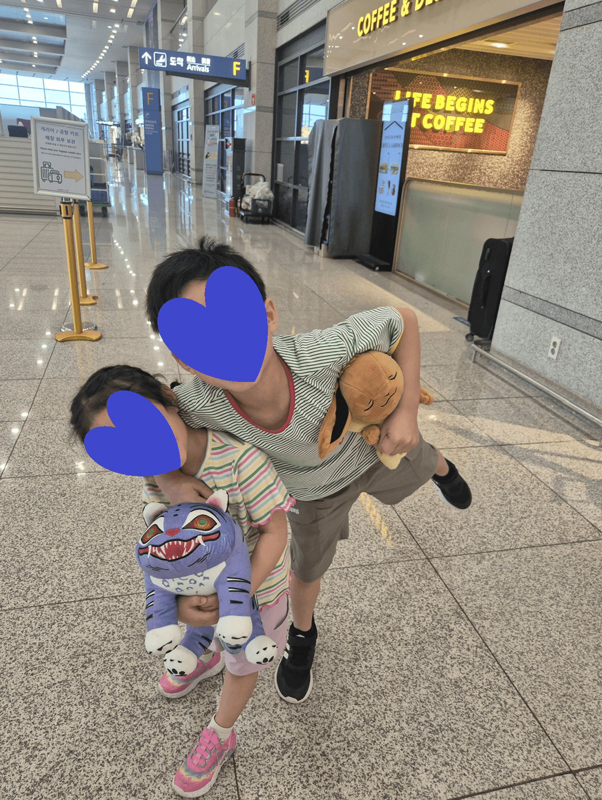 사이좋게 어깨동무하고 있는 첫째와 둘째