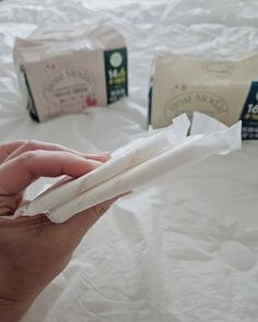 새로-구입한-뽀얗고-부드러운-순면으로된-생리대를-들어보이는-모습
