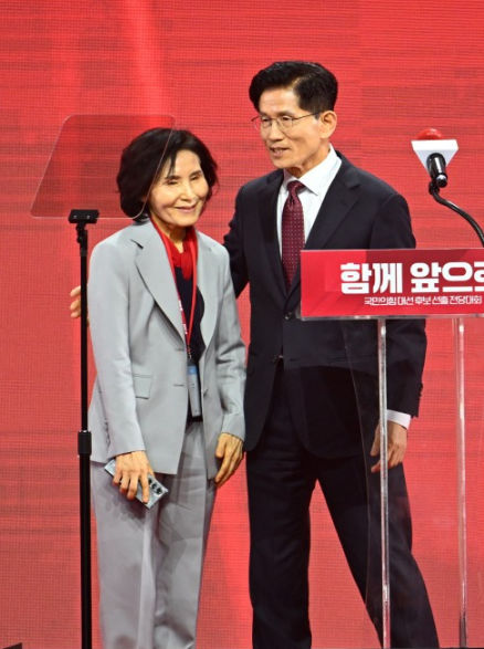 김문수 부인, 설난영, 김문수 대선, 여성노조위원장, 정치 내조, 노동운동가, 성심여대, 김문수 춘천, 정치가족