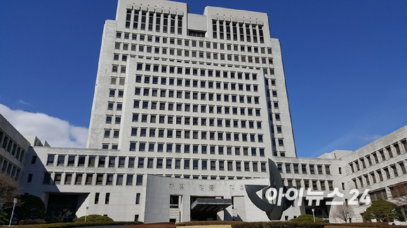 회식 자리에서 참석자에게 부적절한 신체 접촉을 한 부장판사가 대법원으로부터 감봉 징계를 받았다. 사진은 대법원 청사 전경. [사진=아이뉴스24 포토DB]