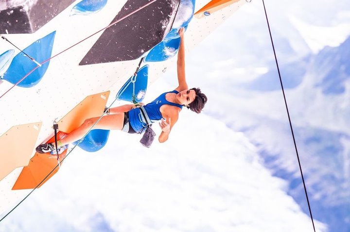 오리안 베르토네가 리드 클라이밍을 하는 사진