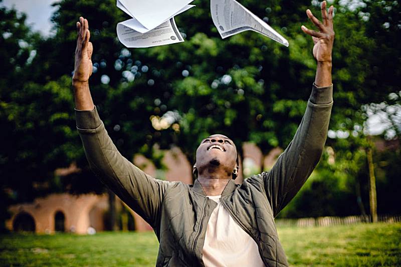 성격테스트-서류를-하늘로-던지고있는-남자의-모습