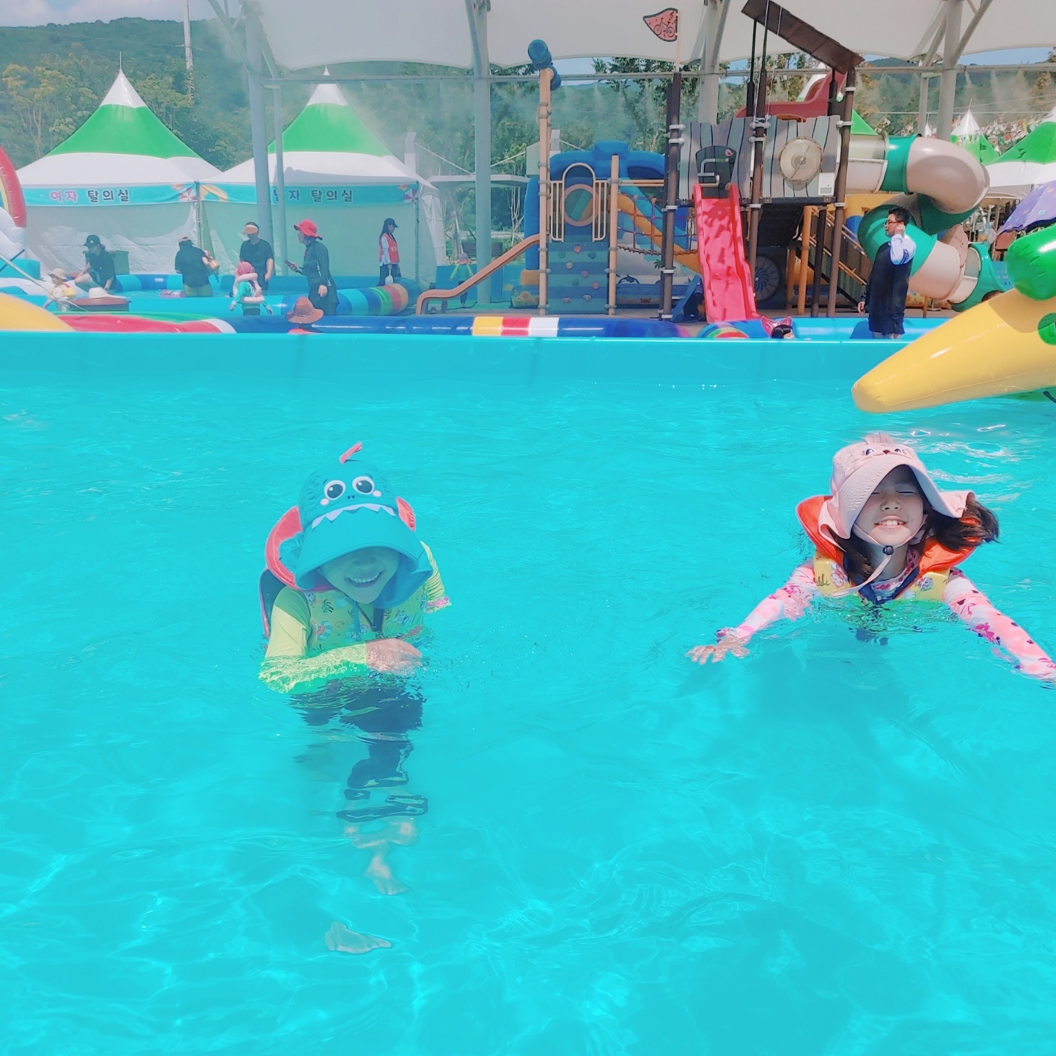 청도 레일바이크 물놀이장에서 노는 아이들
