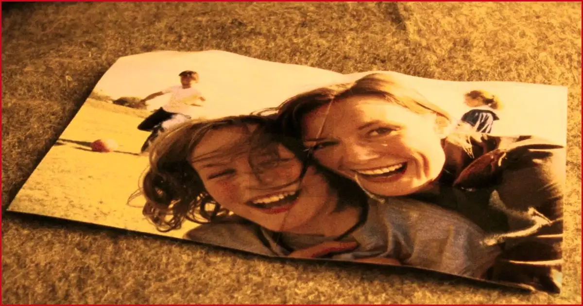 앤디와 엄마 앨리스의 사진이 나뒹군다.