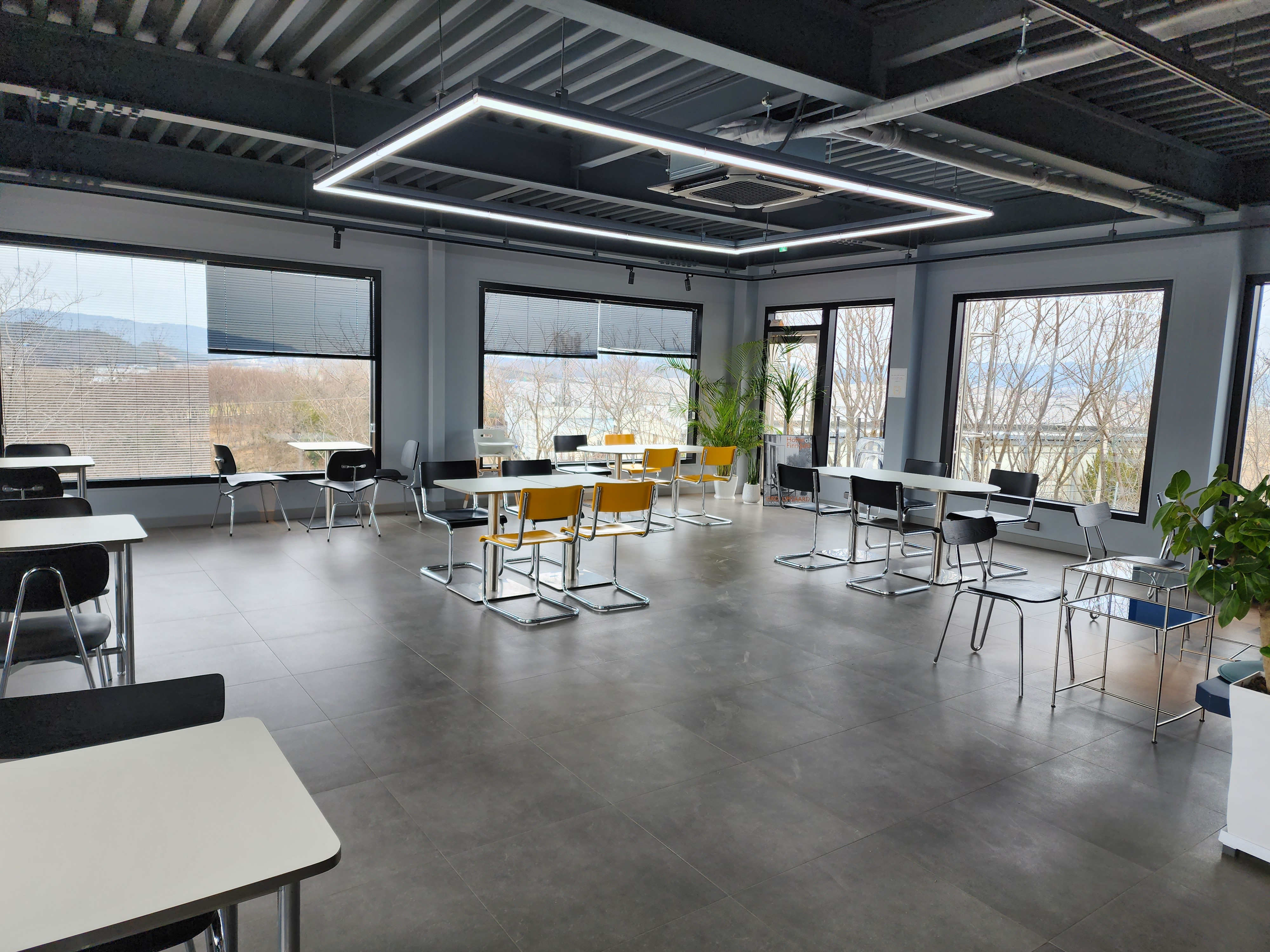 카페 인루트 2층