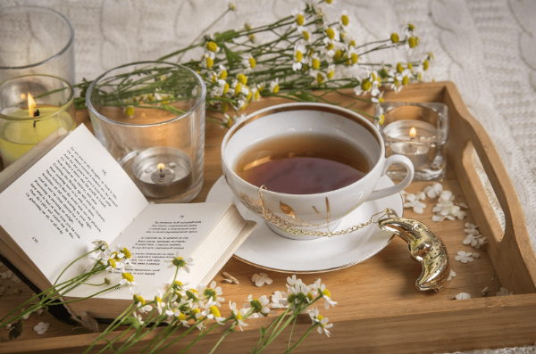 속 쓰릴 때 피해야 할 차, 말린 케모마일 꽃과 차 한잔