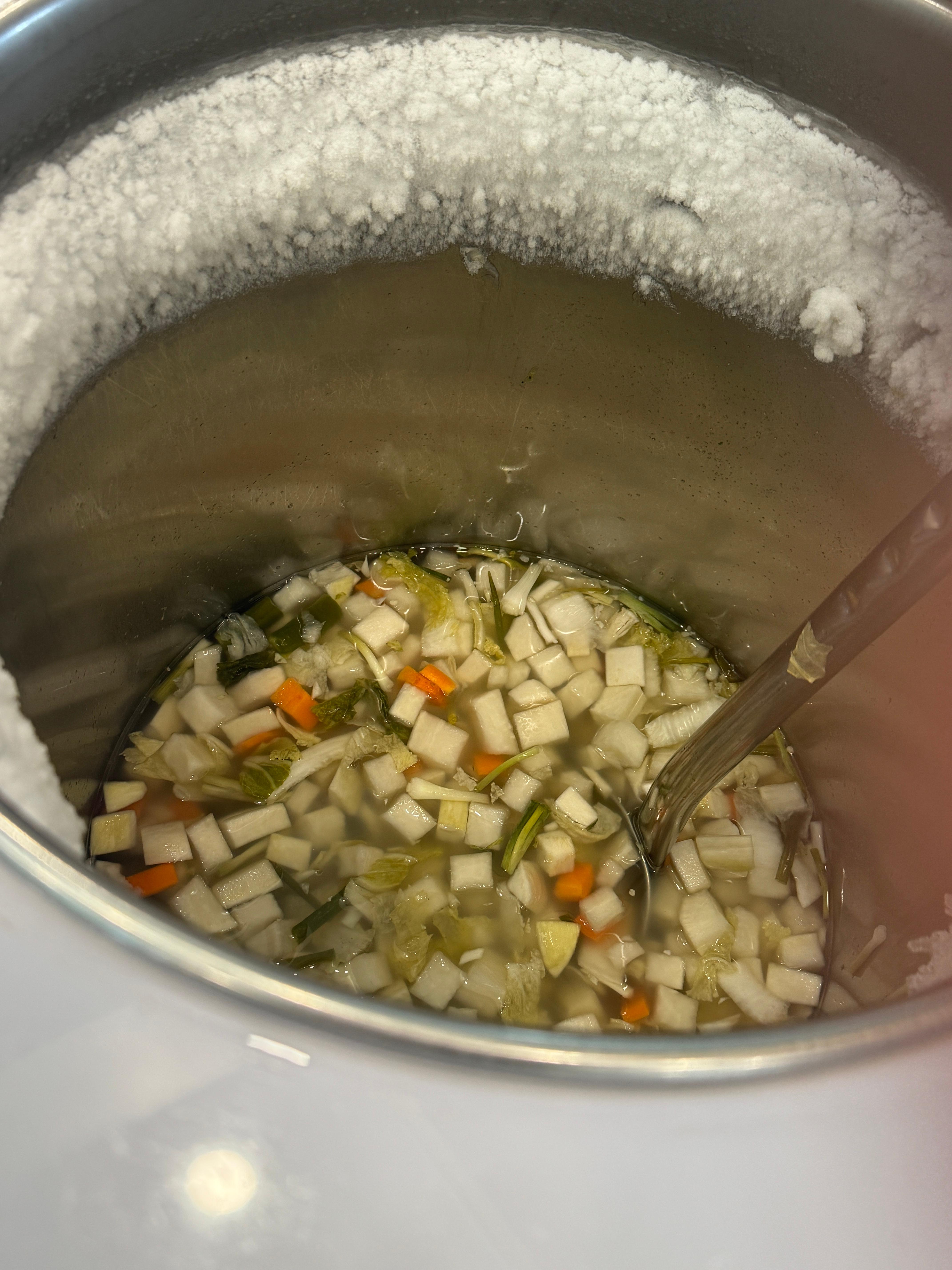 송정 닭백숙 식당 한쪽에 놓인 동치미 전용 냉장고. 커다란 항아리 속에 시원하게 보관된 동치미 육수가 가득하다. 