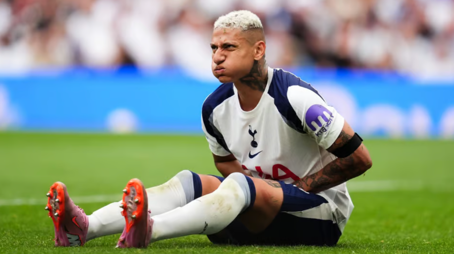 부상으로 피치에 앉아 있는 히샬리송